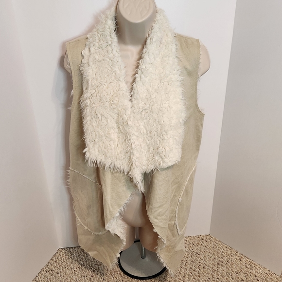🌼Altar'd State Shearling and Faux Suede Beige Vest with Pockets Size Small - Picture 1 of 11